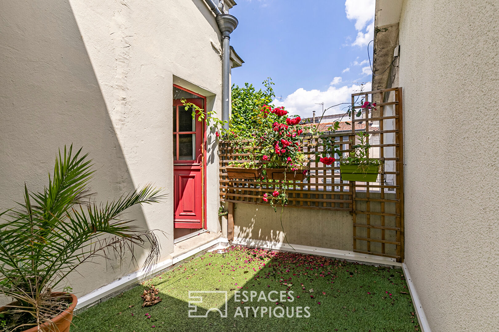 Maison bucolique avec cour arborée et terrasse