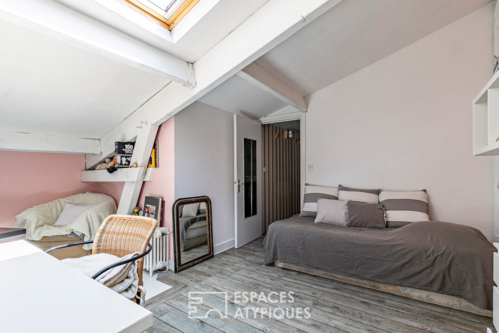 Maison bucolique avec cour arborée et terrasse