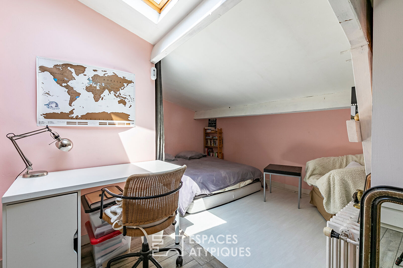 Maison bucolique avec cour arborée et terrasse