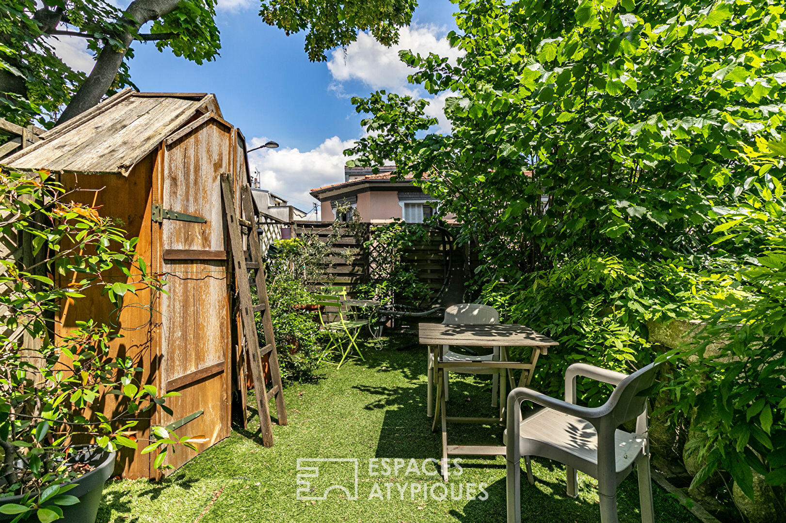 Maison bucolique avec cour arborée et terrasse