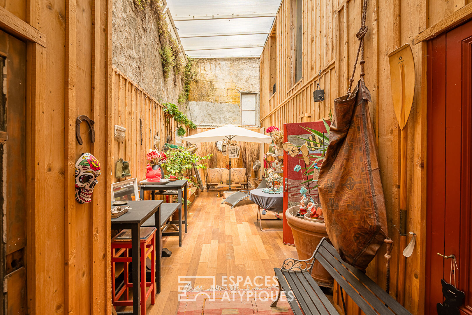 Former converted grocery store with Garonne and garden view