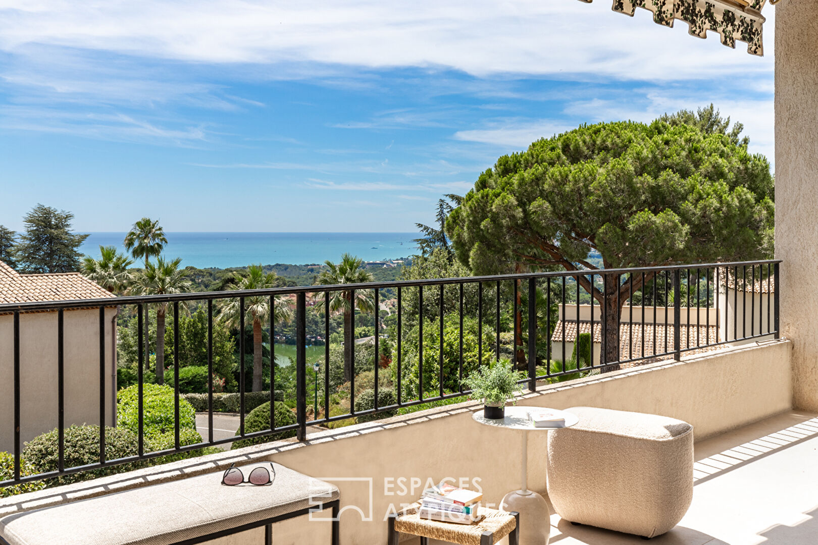Luxurious sea view apartment