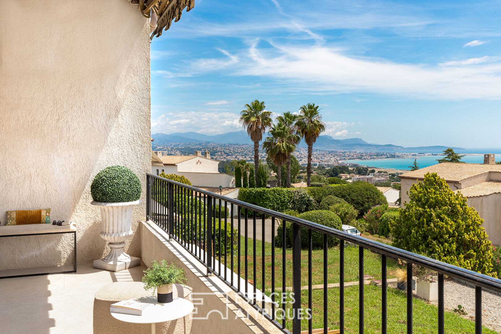 Luxurious sea view apartment