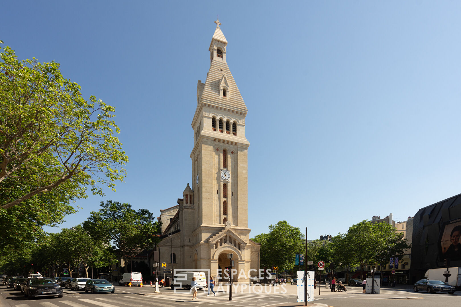 Bel ancien rénové avec vue verdoyante sur monument