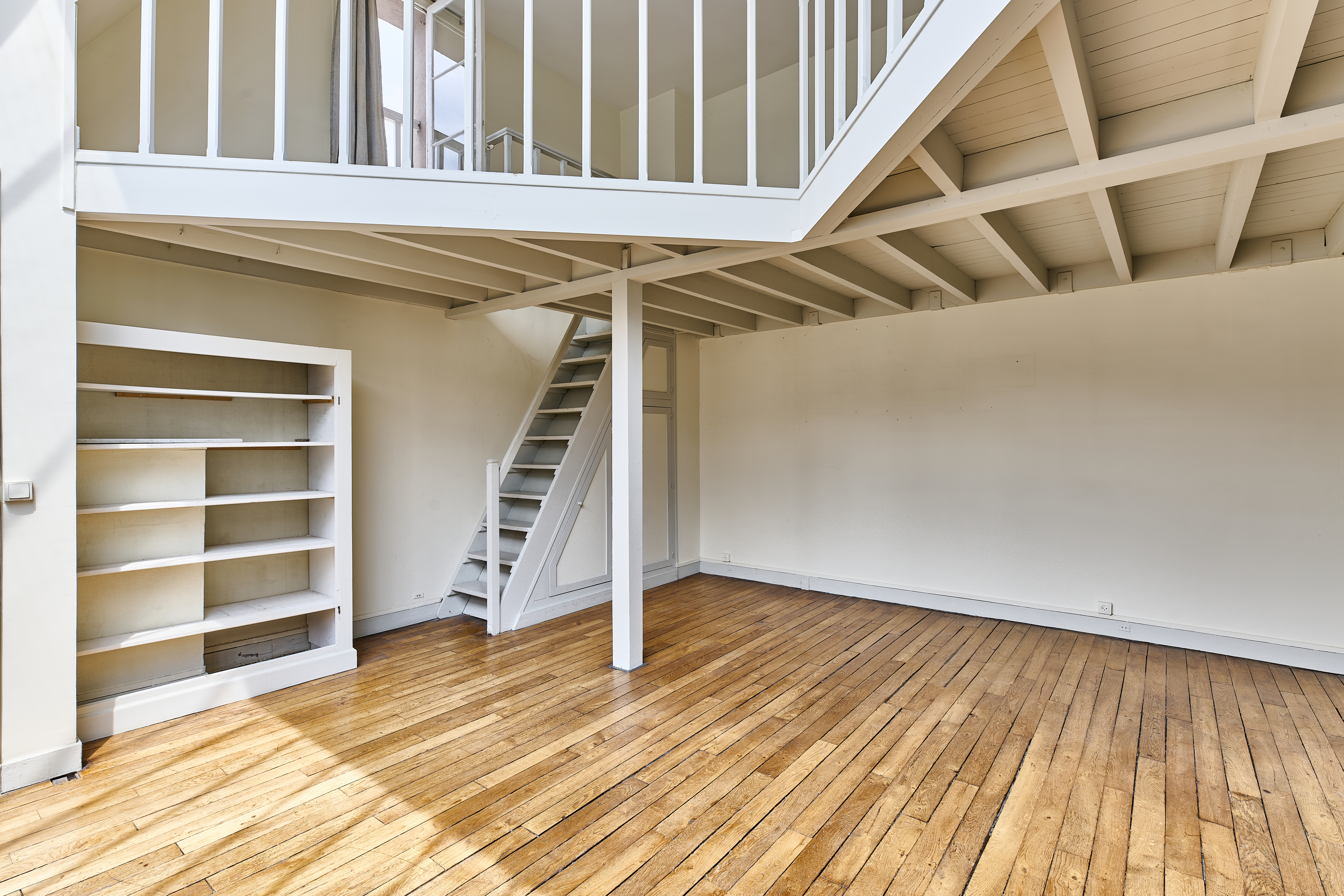 Atelier d’artiste en dernier étage avec vues – Quartier Batignolles/Europe