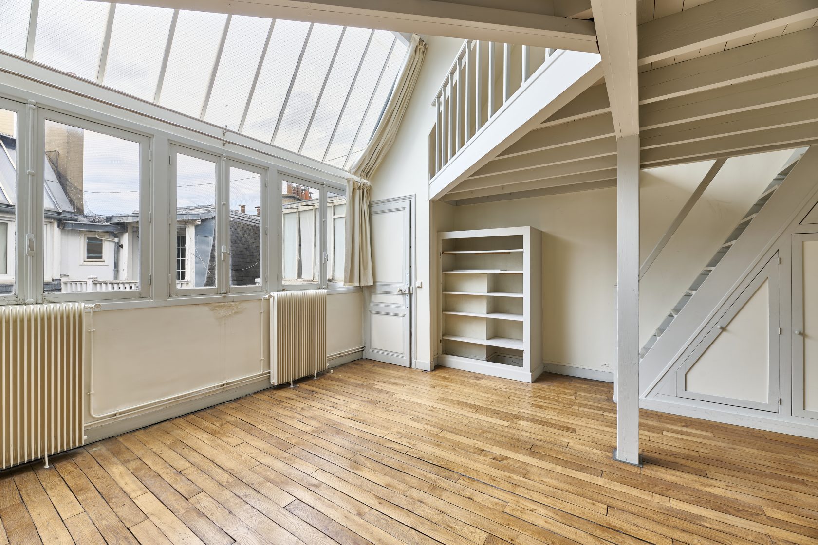 Atelier d’artiste en dernier étage avec vues – Quartier Batignolles/Europe