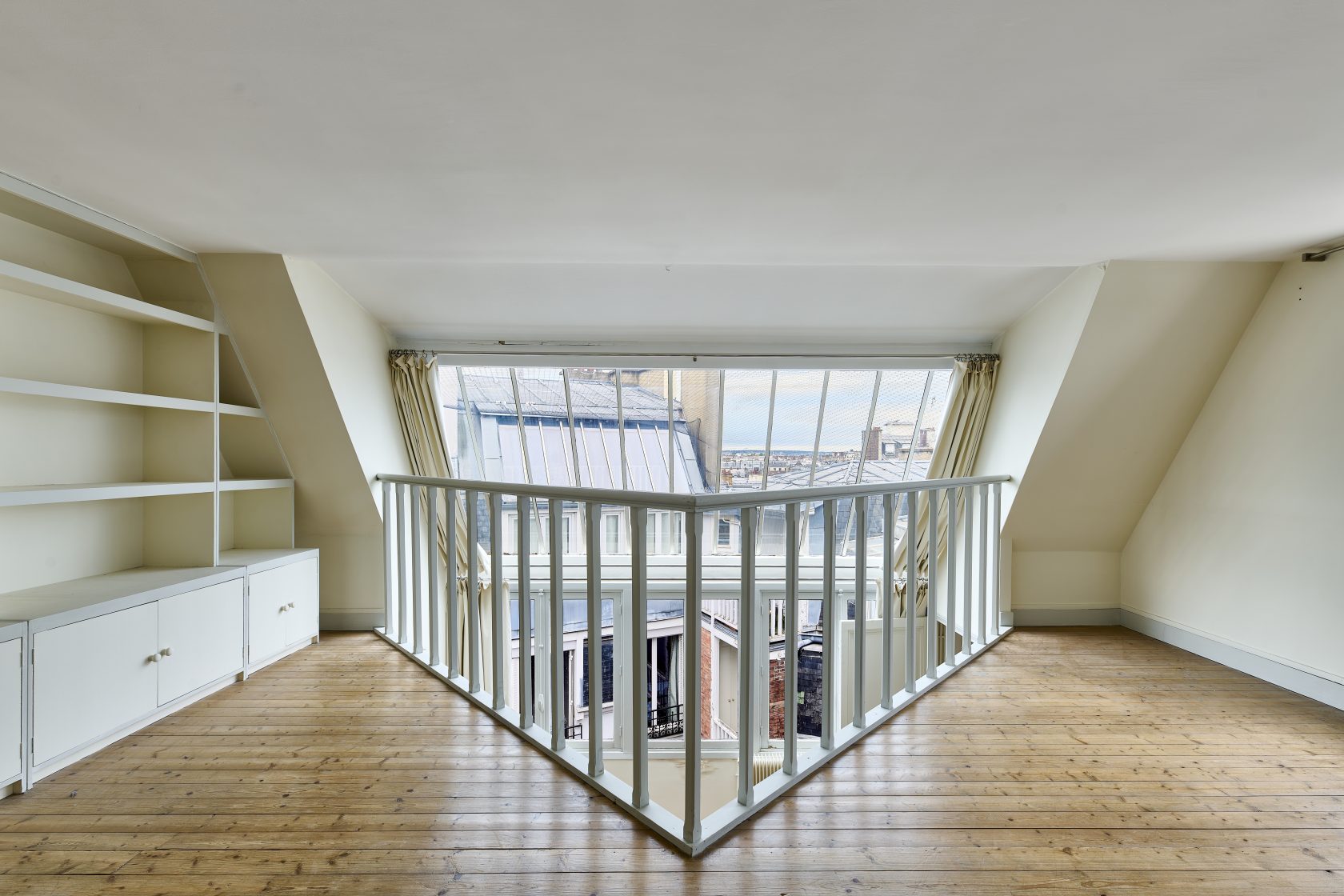 Atelier d’artiste en dernier étage avec vues – Quartier Batignolles/Europe