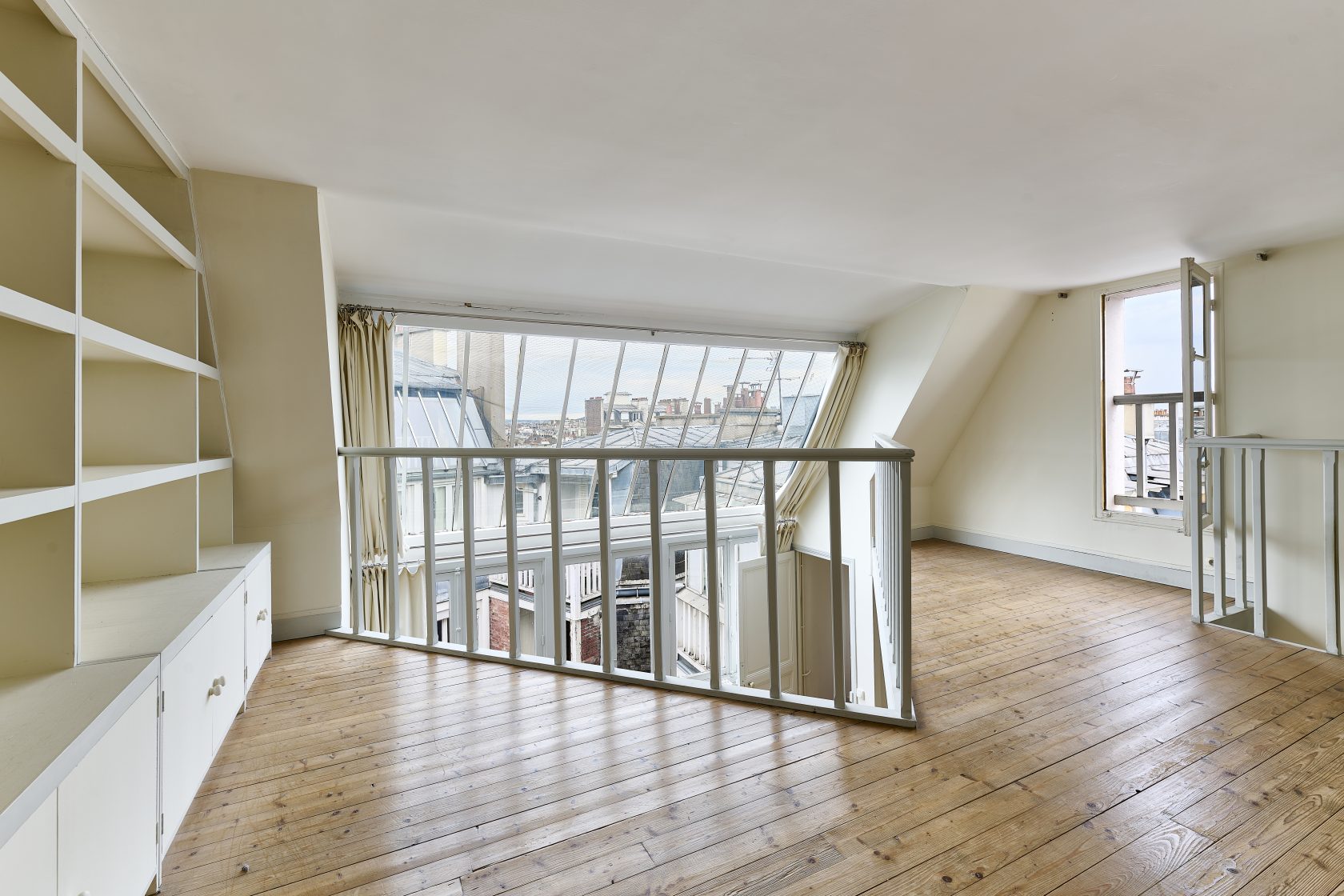 Atelier d’artiste en dernier étage avec vues – Quartier Batignolles/Europe
