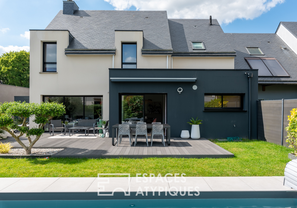 Contemporaine conviviale et sa piscine