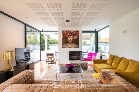 Architect-designed house with swimming pool and wooded garden