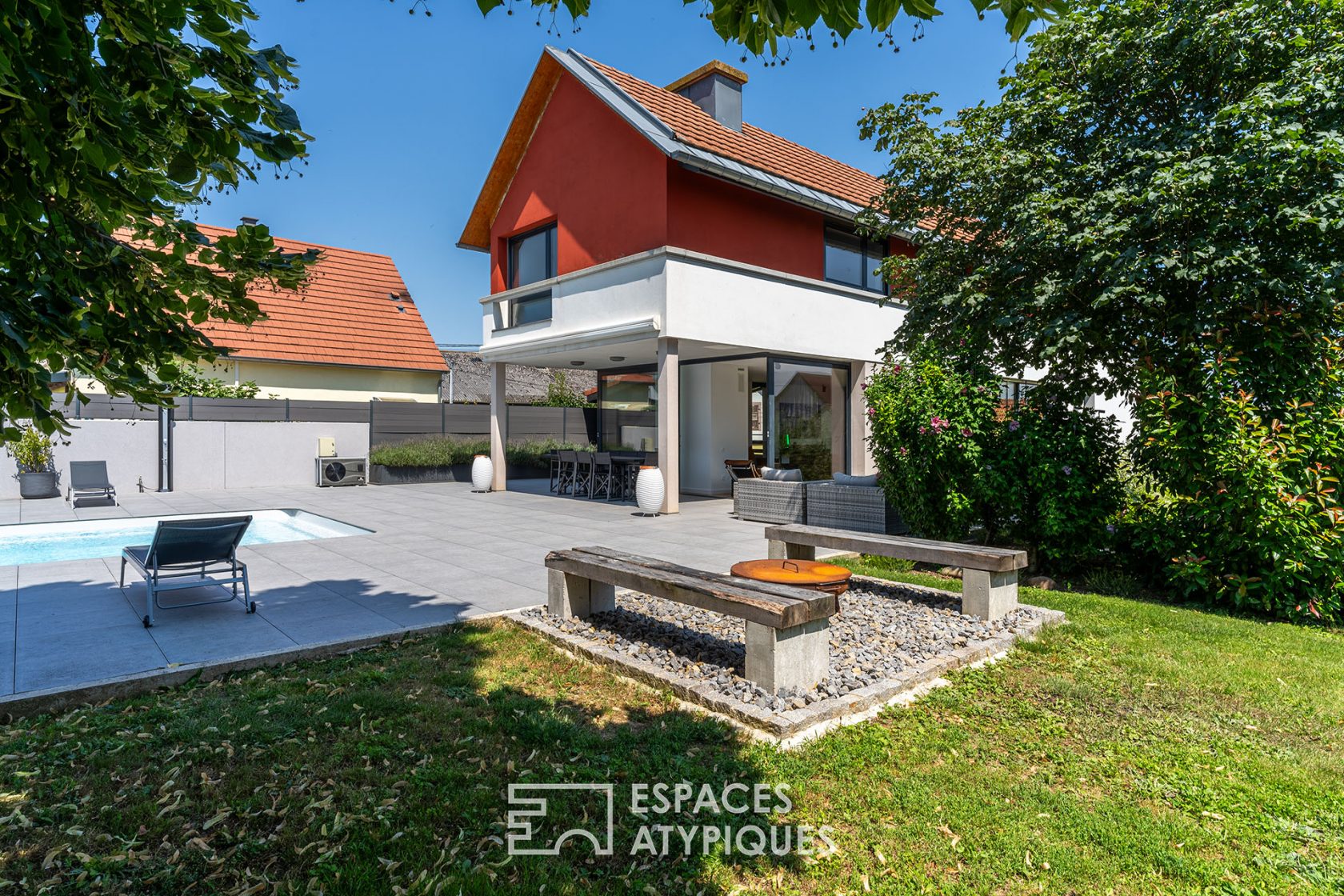 Architect-designed house with swimming pool and wooded garden