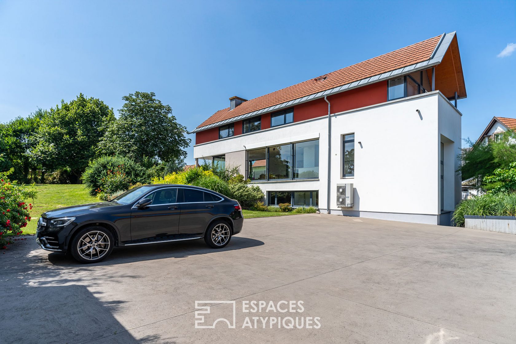 Architect-designed house with swimming pool and wooded garden