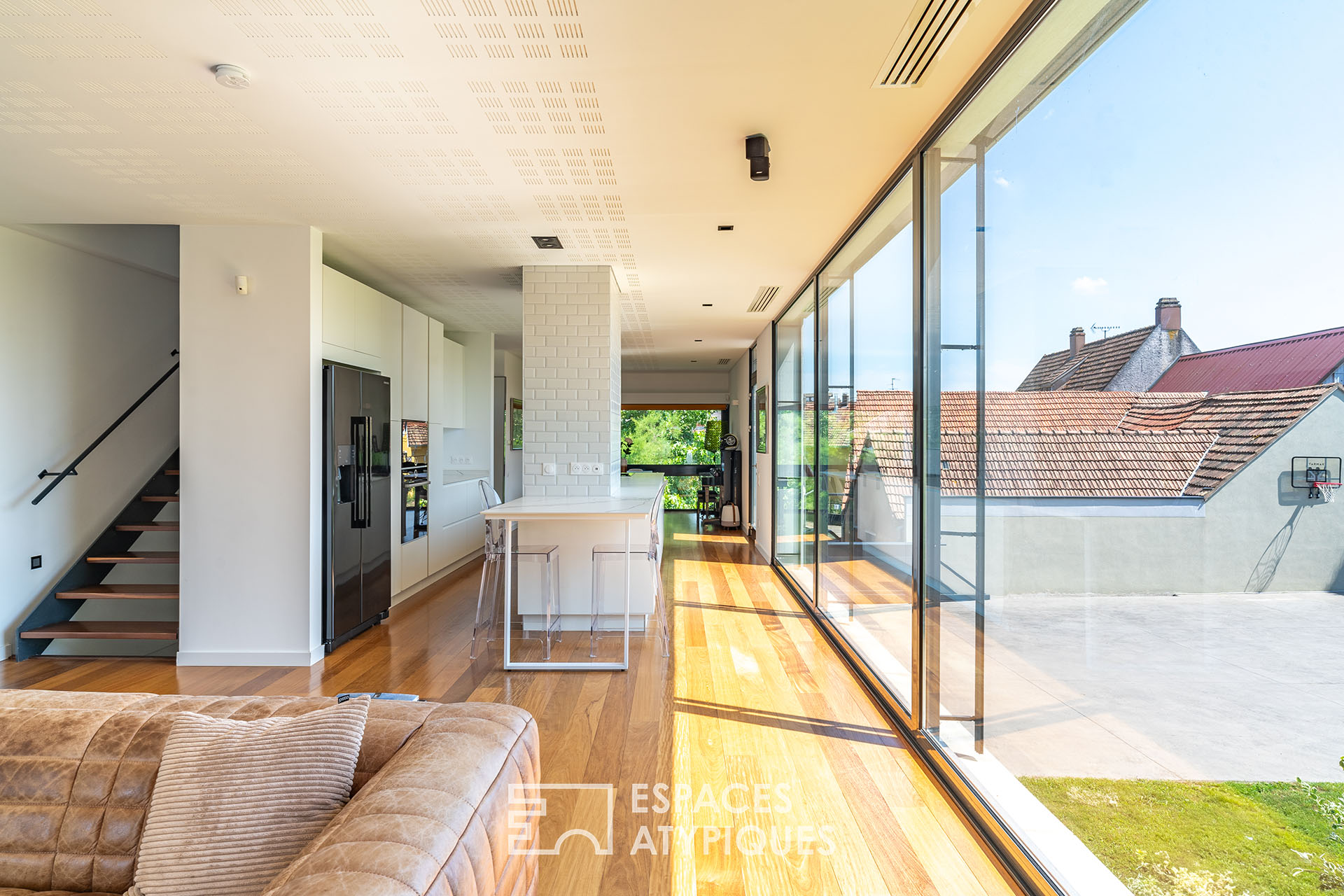 Maison d’architecte avec piscine et jardin arboré