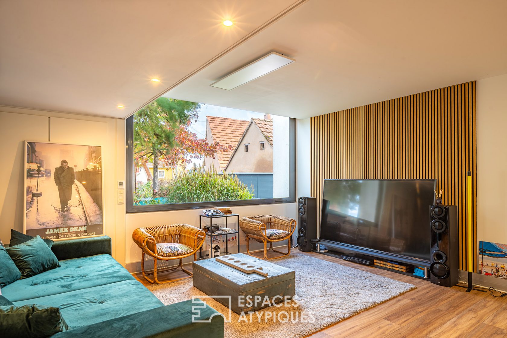 Architect-designed house with swimming pool and wooded garden