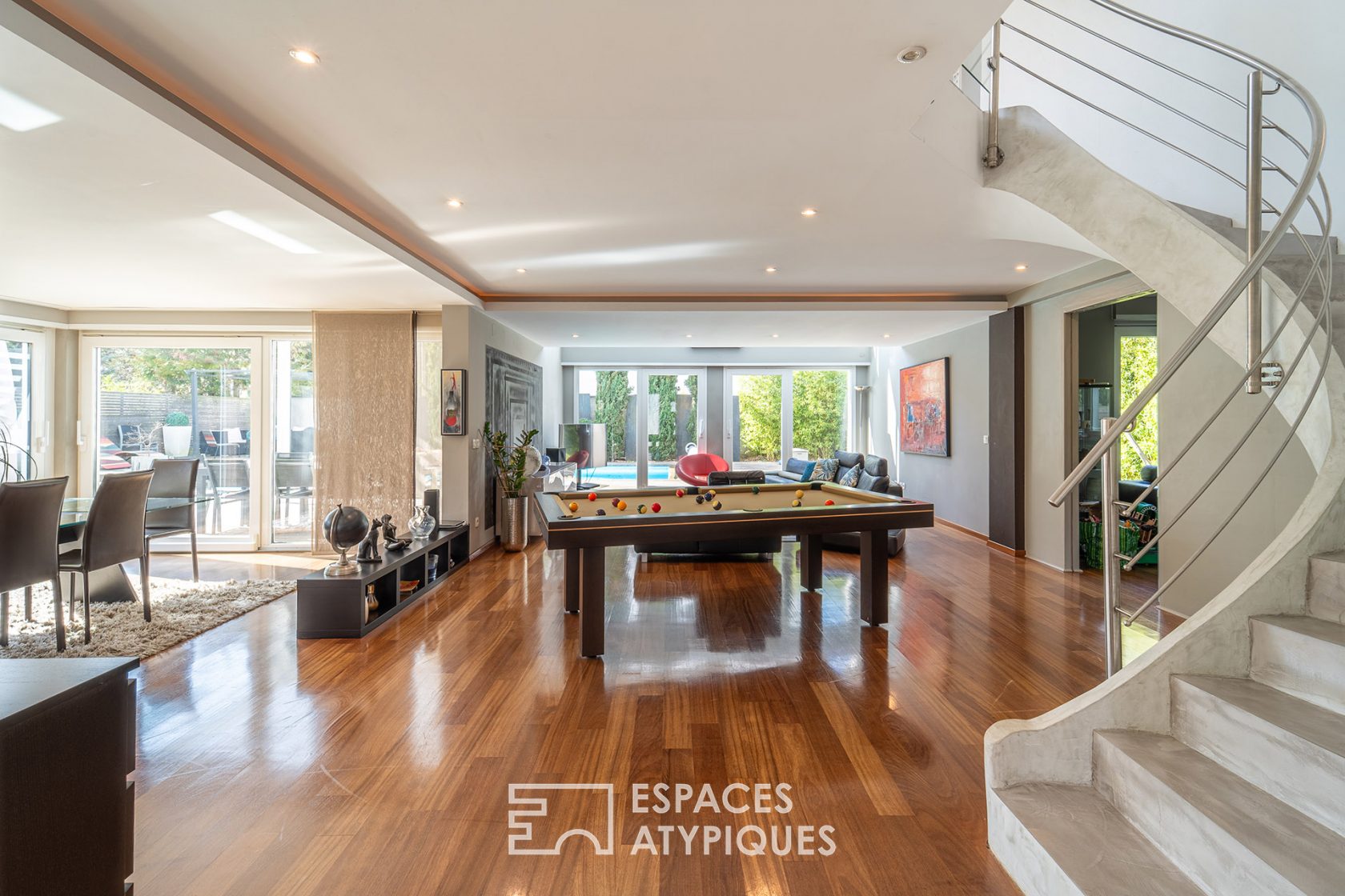 Architect-designed house with swimming pool
