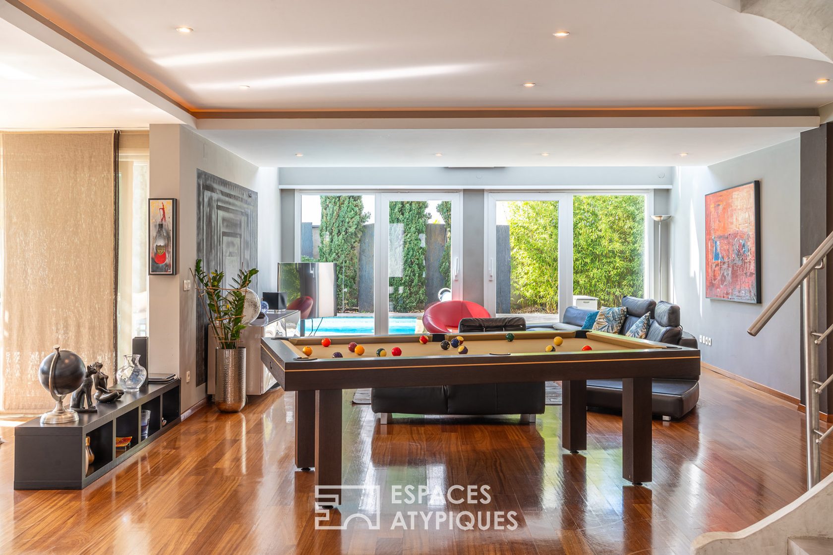Architect-designed house with swimming pool