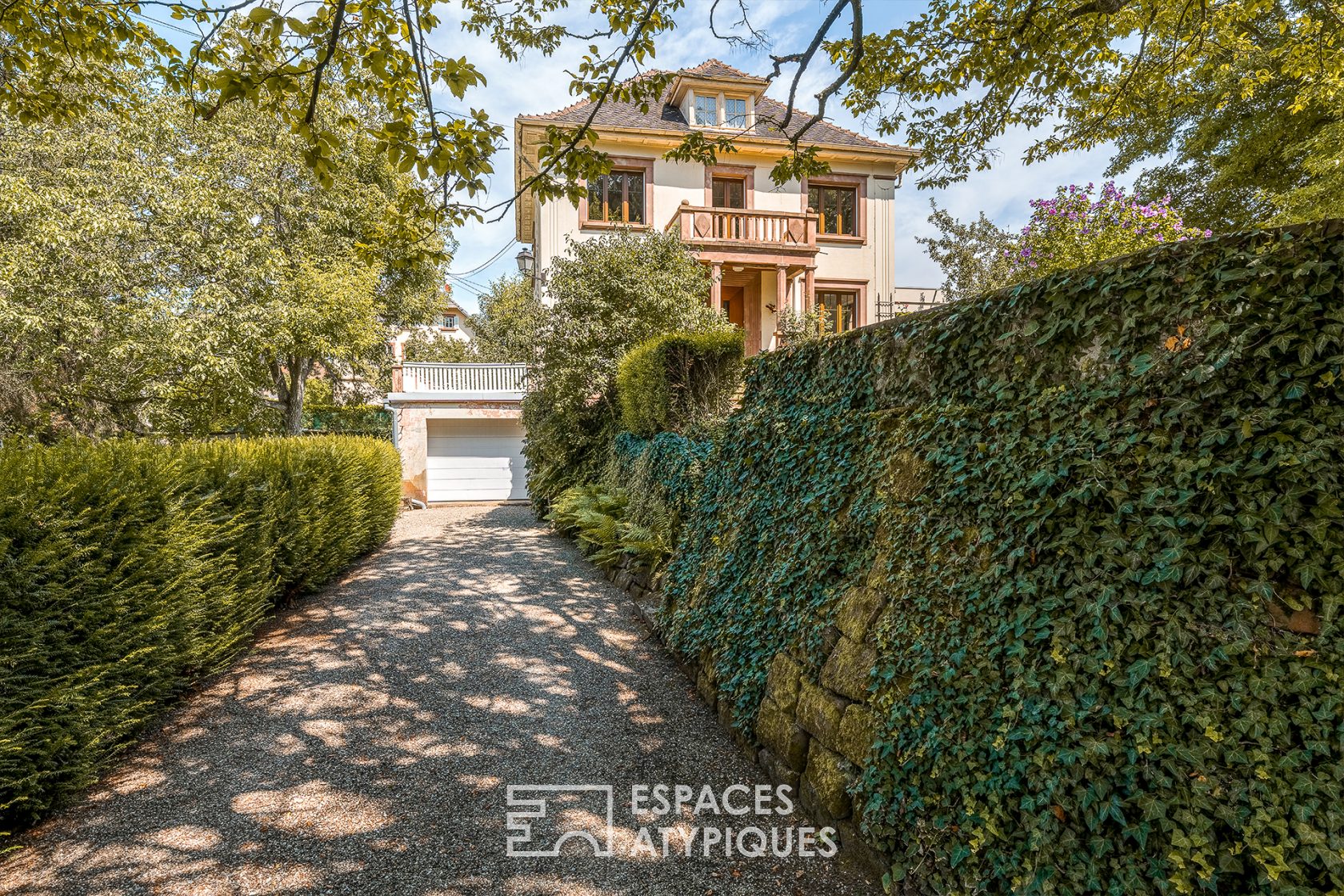 Maison de maître in a green setting