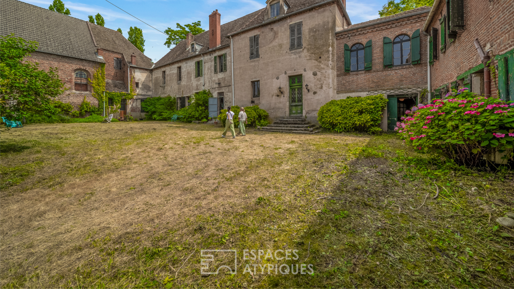 Ancien monastère de 360 m2 avec son parc de verdure, au coeur de la ville