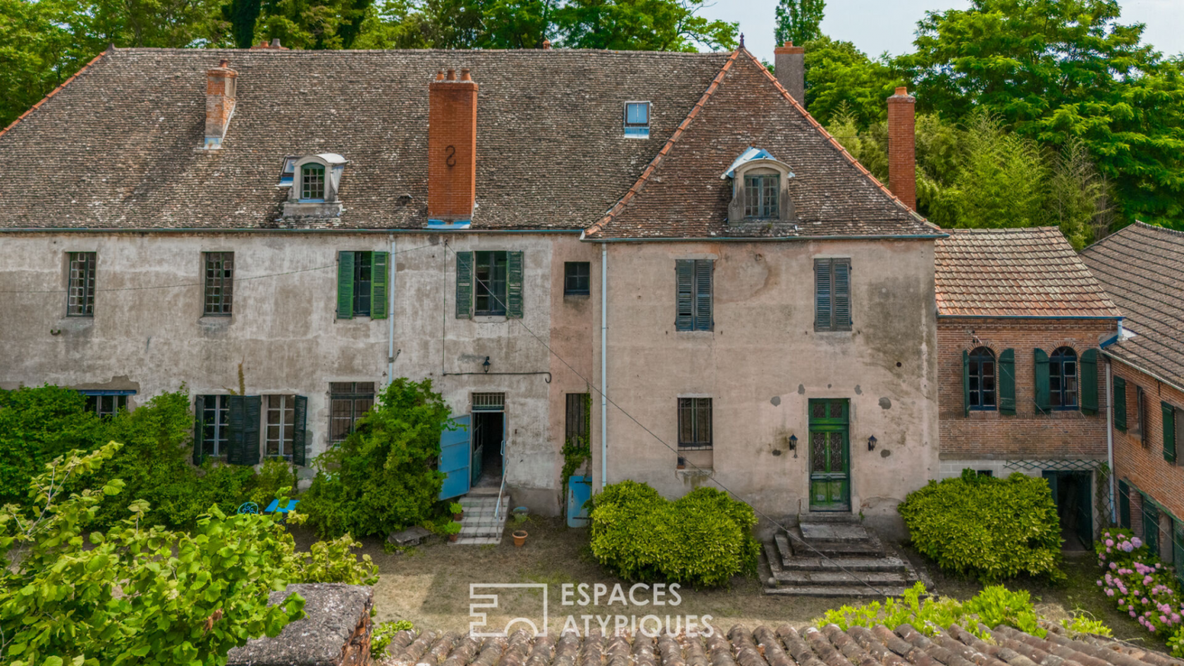 Ancien monastère de 360 m2 avec son parc de verdure, au coeur de la ville