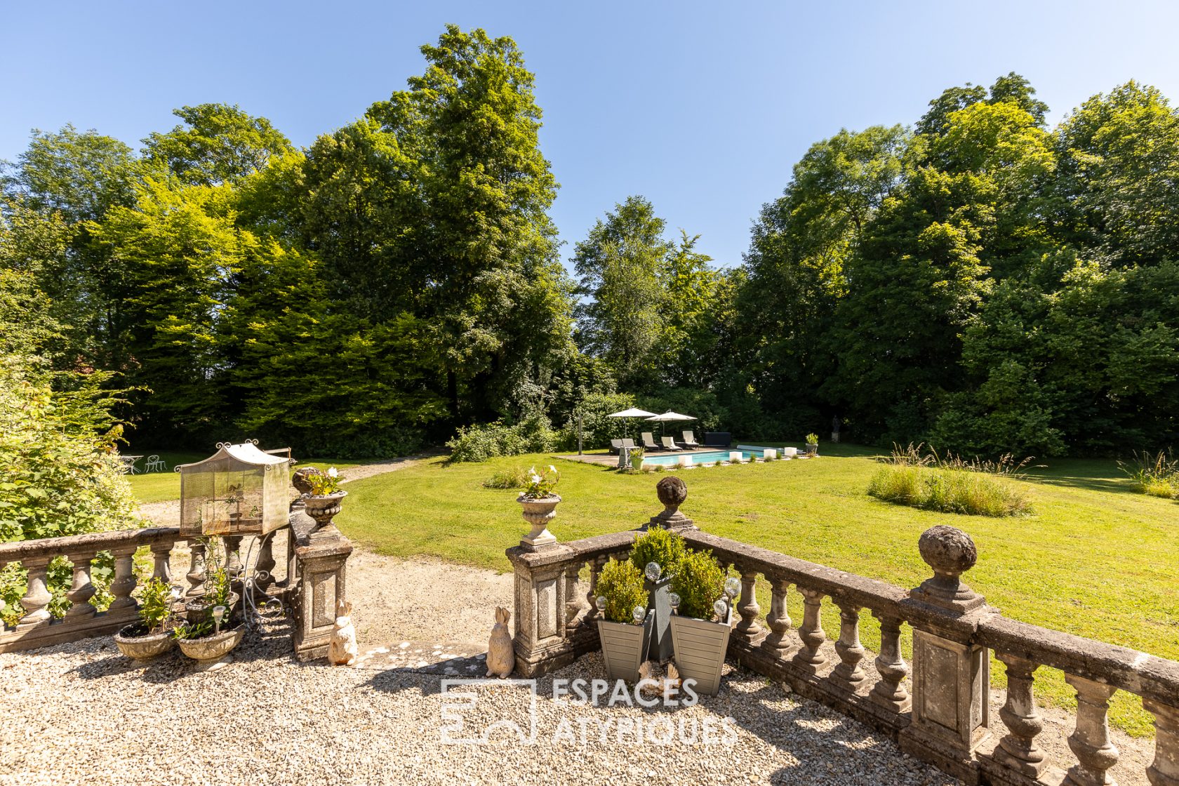 Demeure de maître et son parc arboré avec piscine