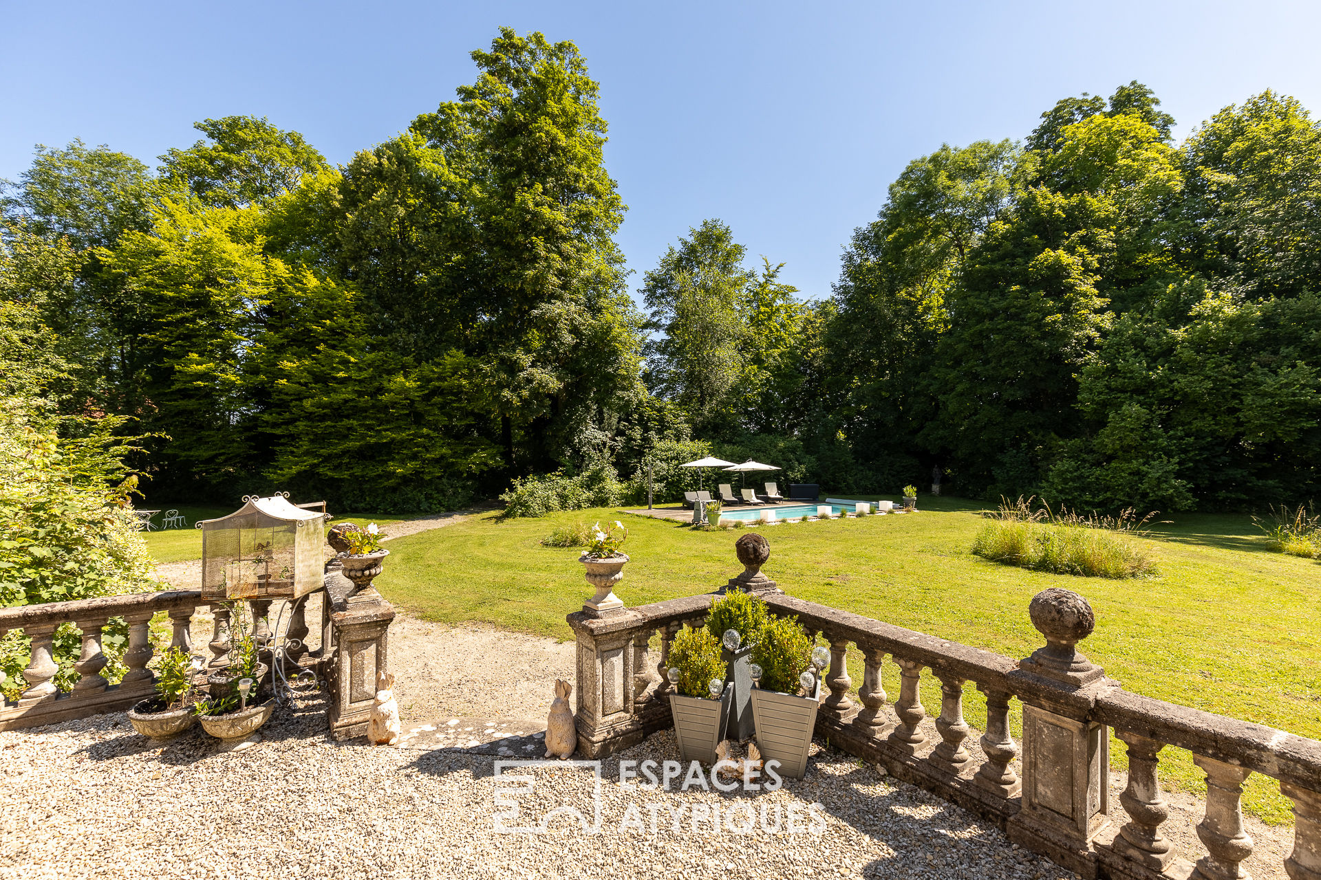 Mansion and its wooded park with swimming pool