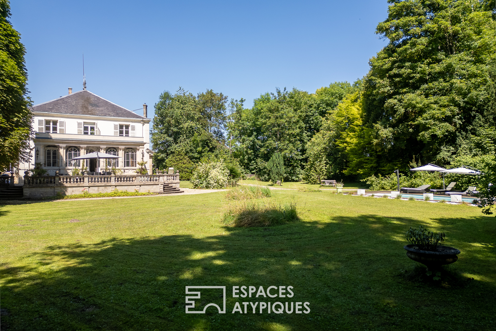 Demeure de maître et son parc arboré avec piscine