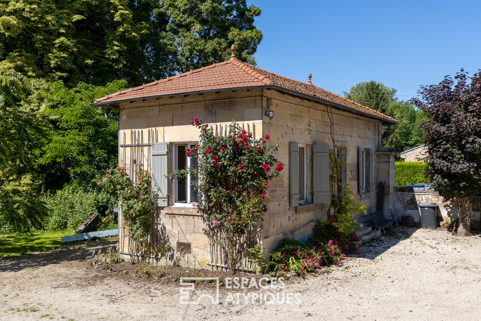 Demeure de maître et son parc arboré avec piscine
