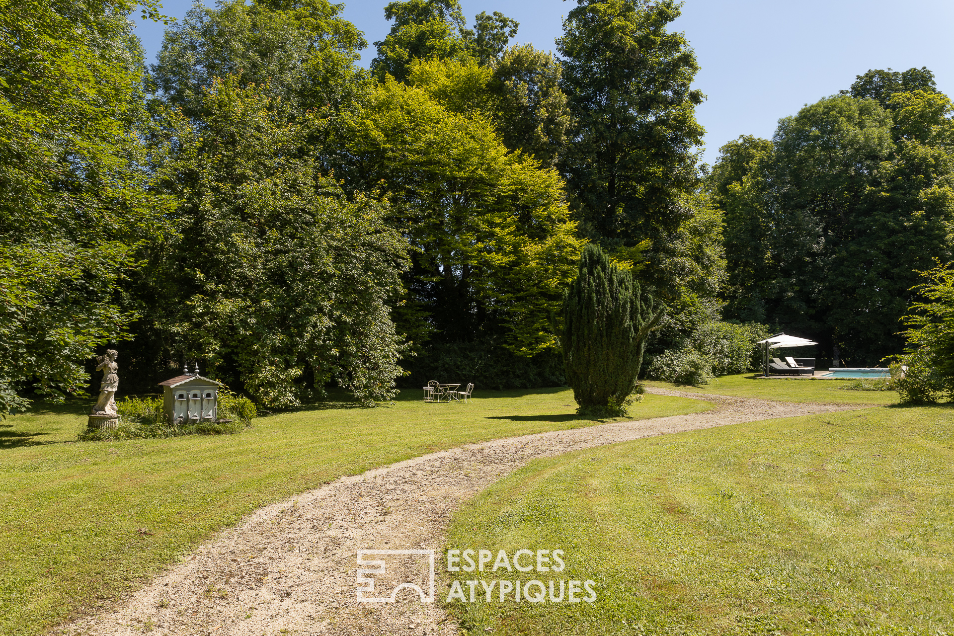 Demeure de maître et son parc arboré avec piscine