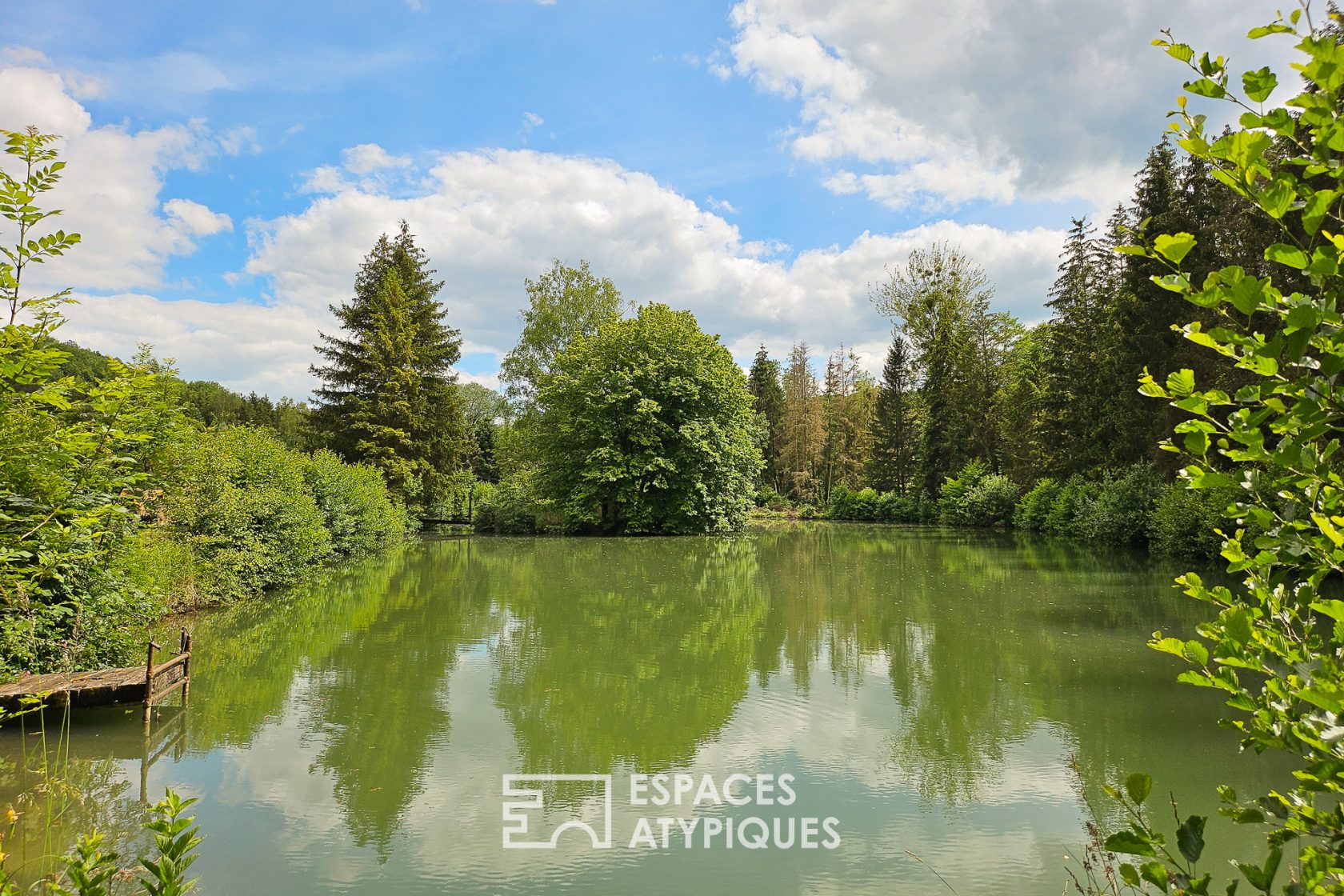 Domaine équestre et son étang