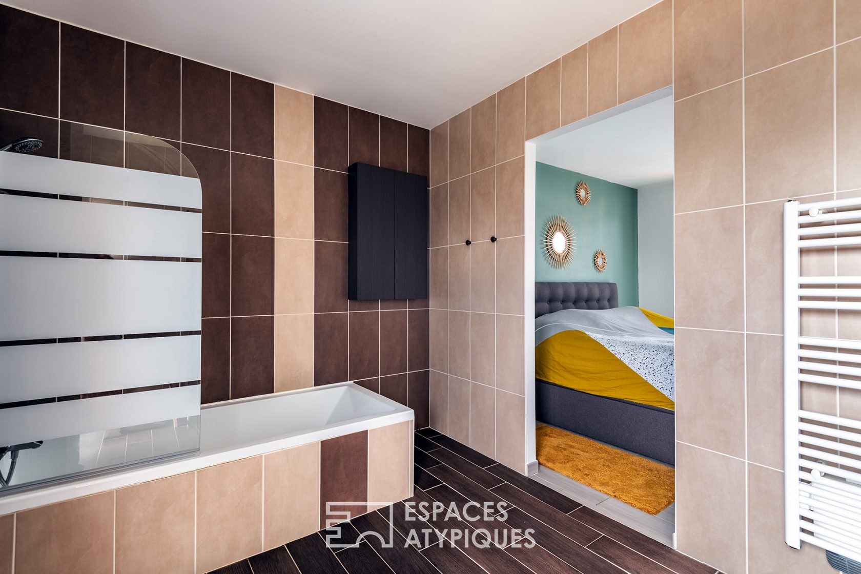 Contemporary architect house and its swimming pool