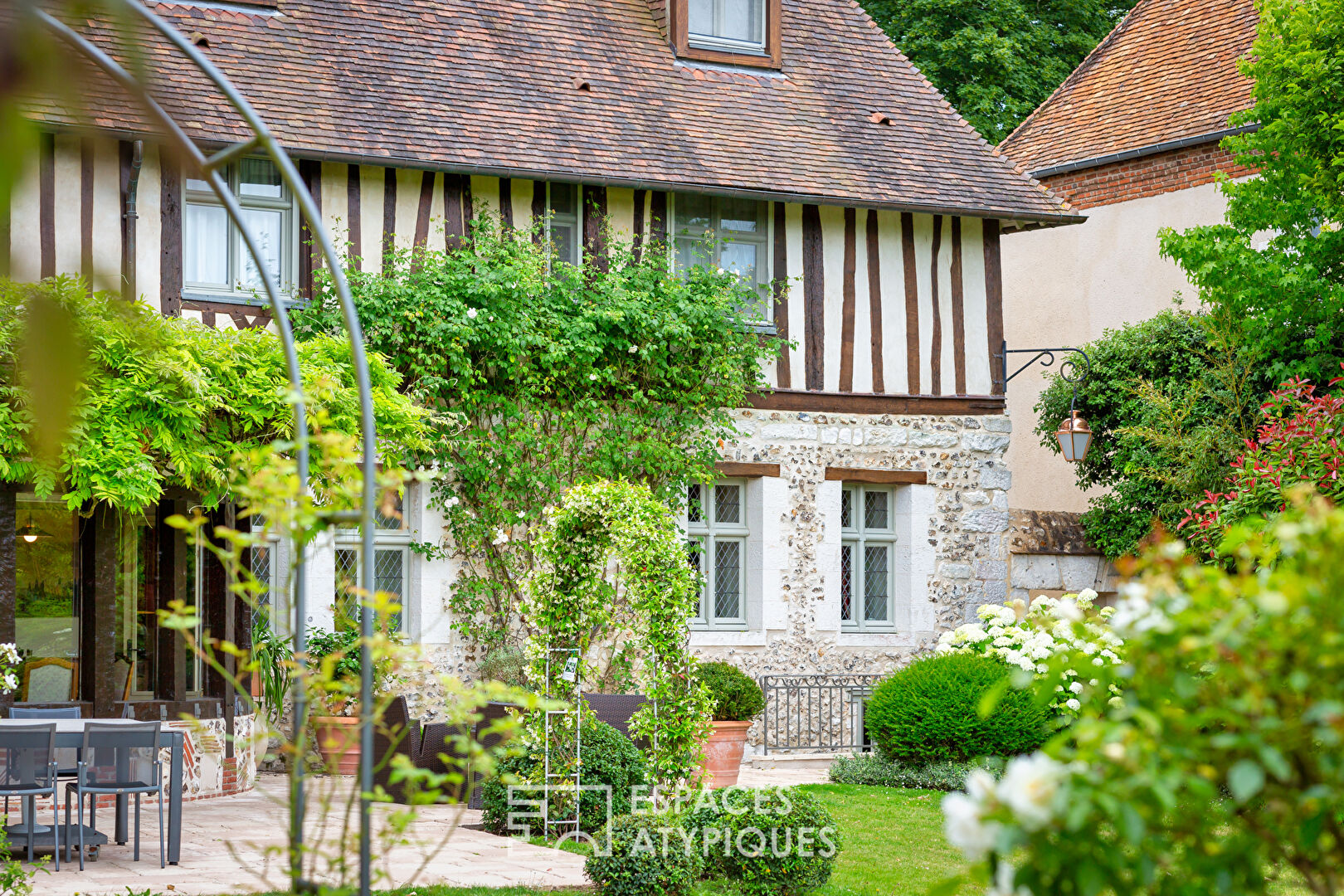 Ancien présbytère du 17e siècle avec maison d’amis
