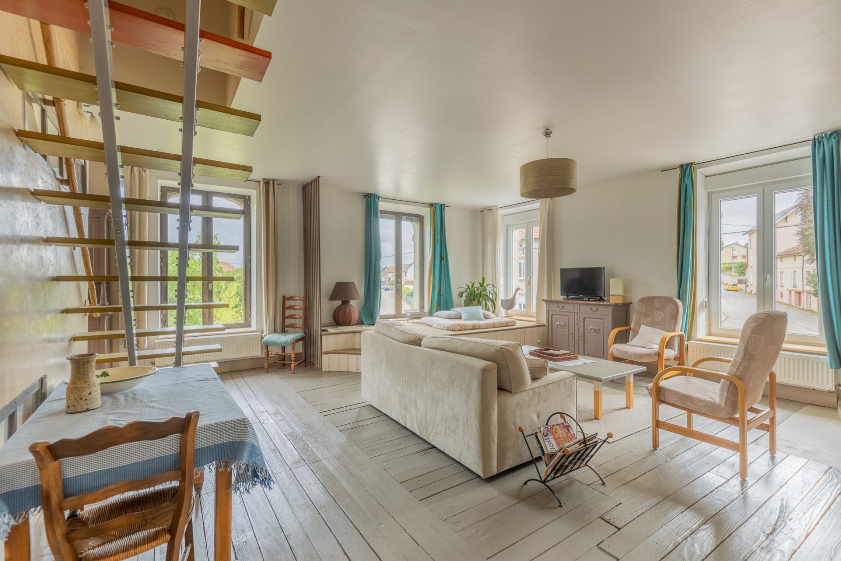Renovated former hotel with gîtes a stone’s throw from the Pierre-Percée lake