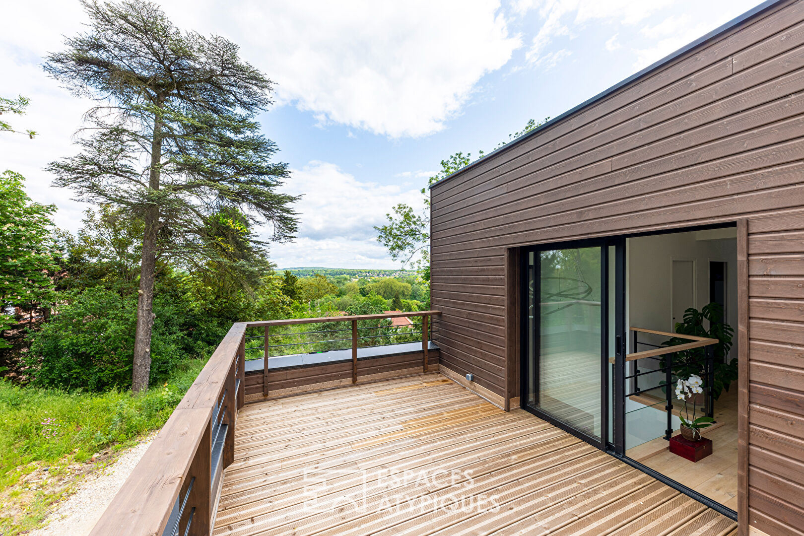 Villa moderne et écologique nichée dans un écrin de nature à Champagne-sur-Oise