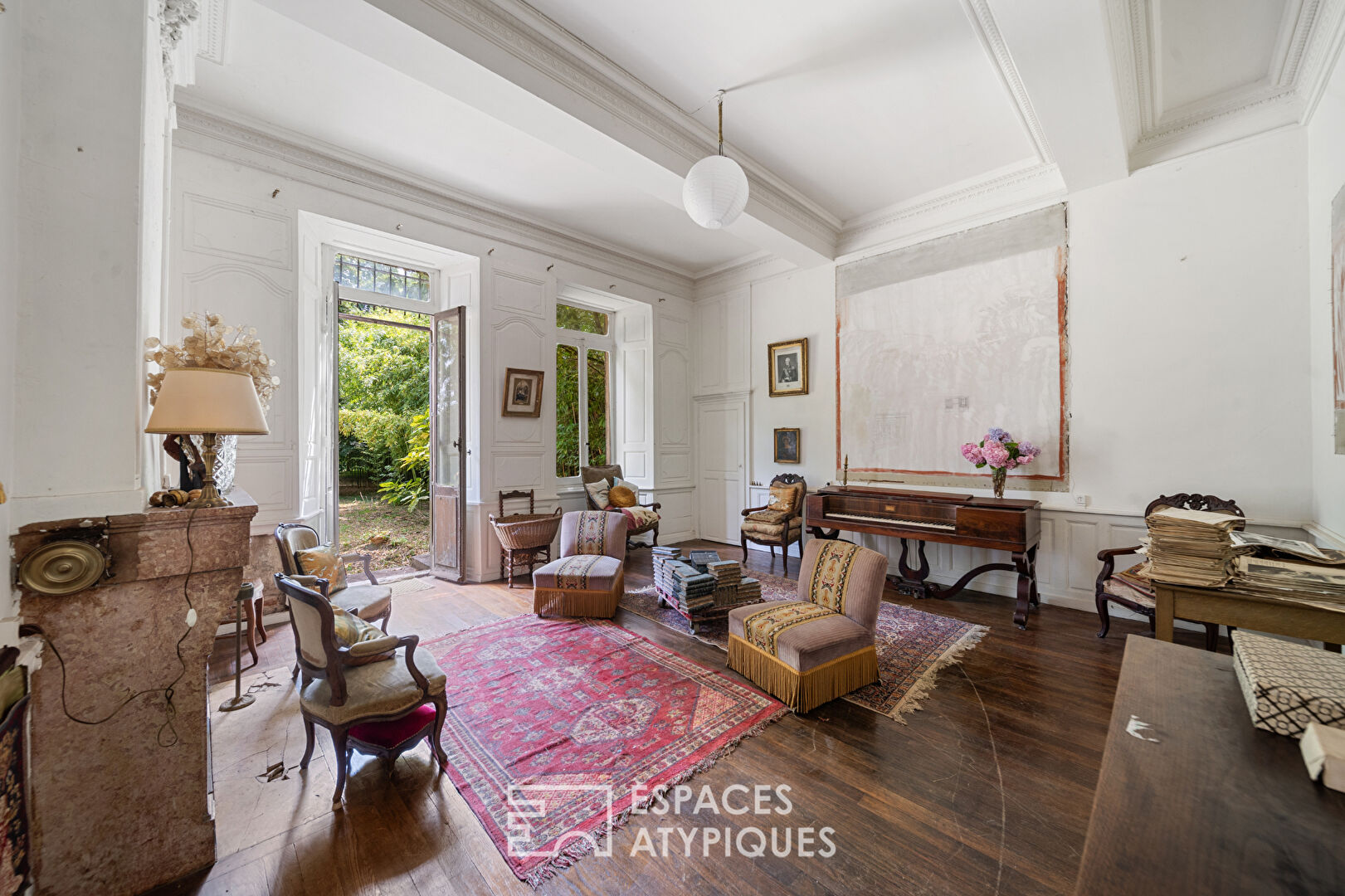 Former monastery of 360 m2 with its green park, in the heart of the city
