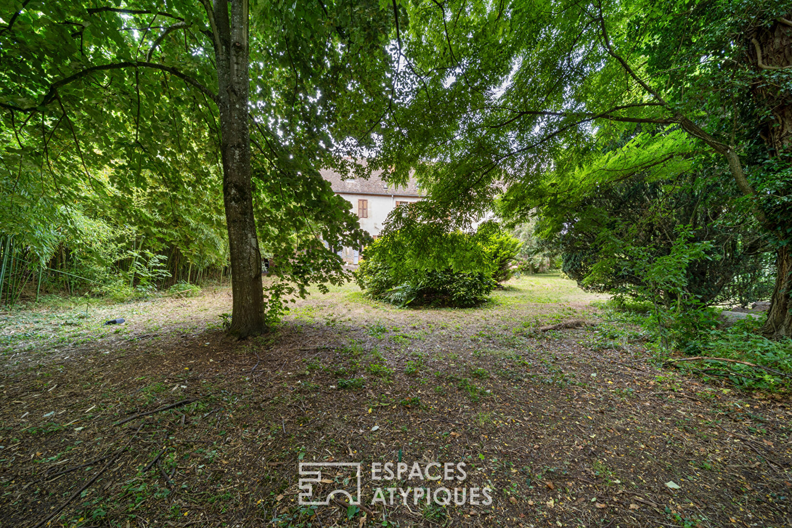 Former monastery of 360 m2 with its green park, in the heart of the city
