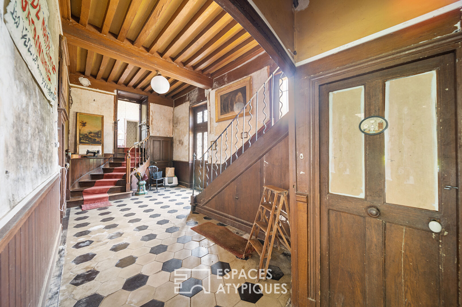 Former monastery of 360 m2 with its green park, in the heart of the city