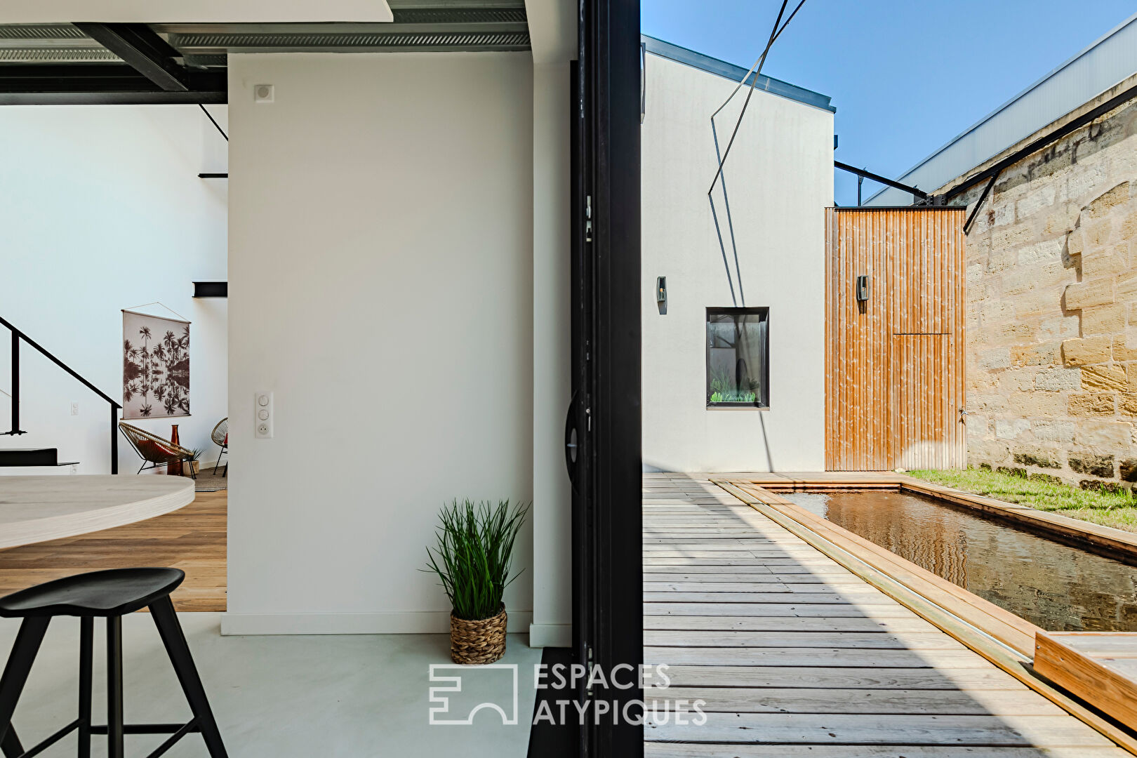 Loft sculptural avec terrasse et piscine aux Chartrons