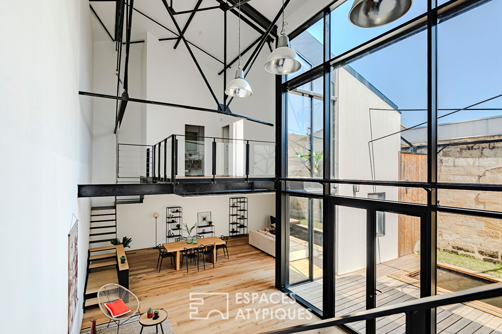 Loft sculptural avec terrasse et piscine aux Chartrons
