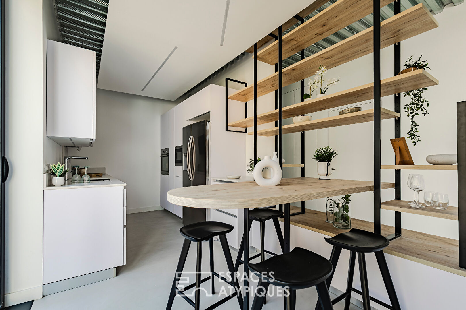 Loft sculptural avec terrasse et piscine aux Chartrons