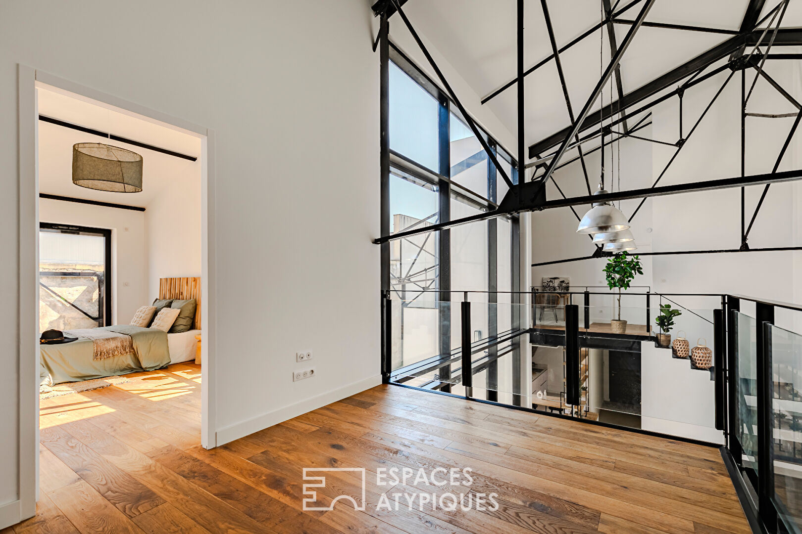 Loft sculptural avec terrasse et piscine aux Chartrons