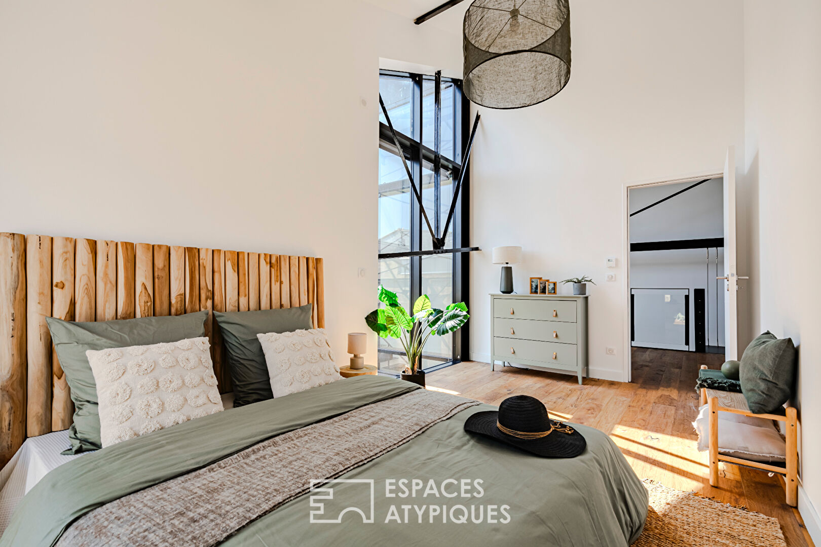 Loft sculptural avec terrasse et piscine aux Chartrons