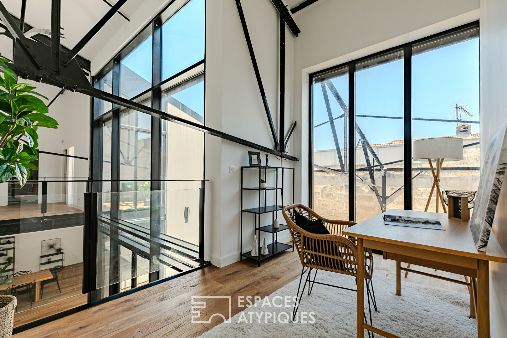 Loft sculptural avec terrasse et piscine aux Chartrons