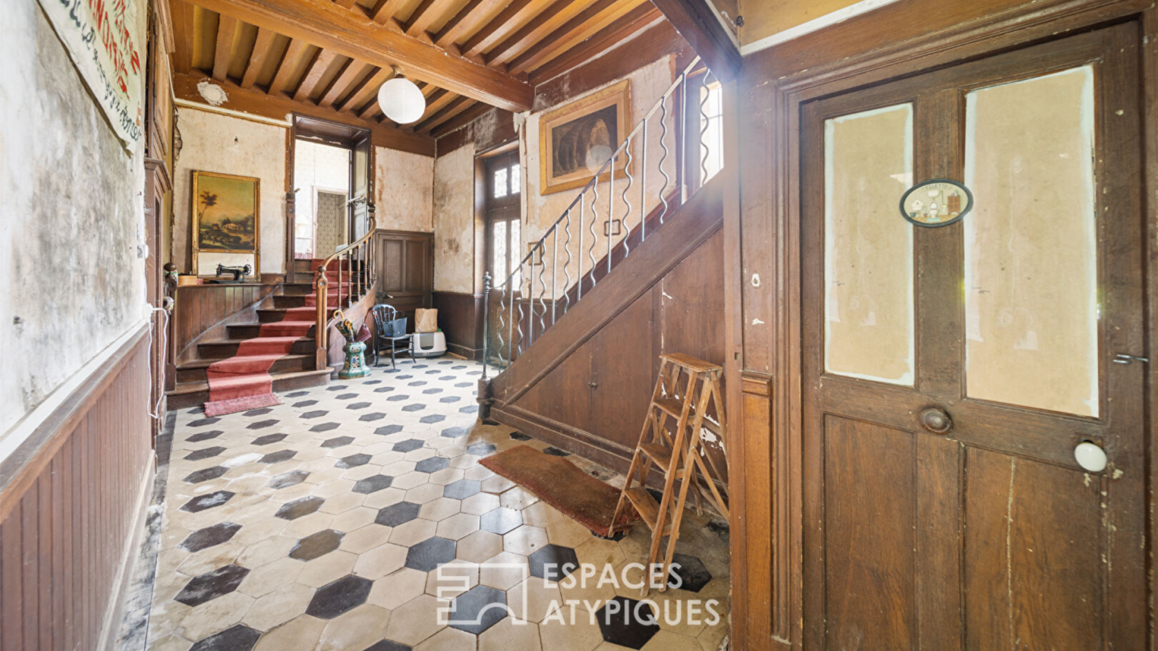 Ancien monastère de 360 m2 avec son parc de verdure, au coeur de la ville