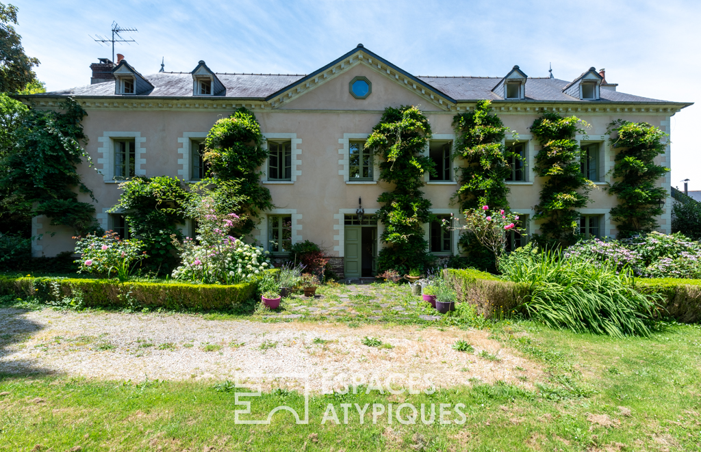 Maison bourgeoise aux portes de Rennes avec dépendances, parc et piscine