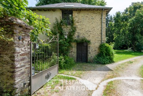 Maison bourgeoise aux portes de Rennes avec dépendances, parc et piscine