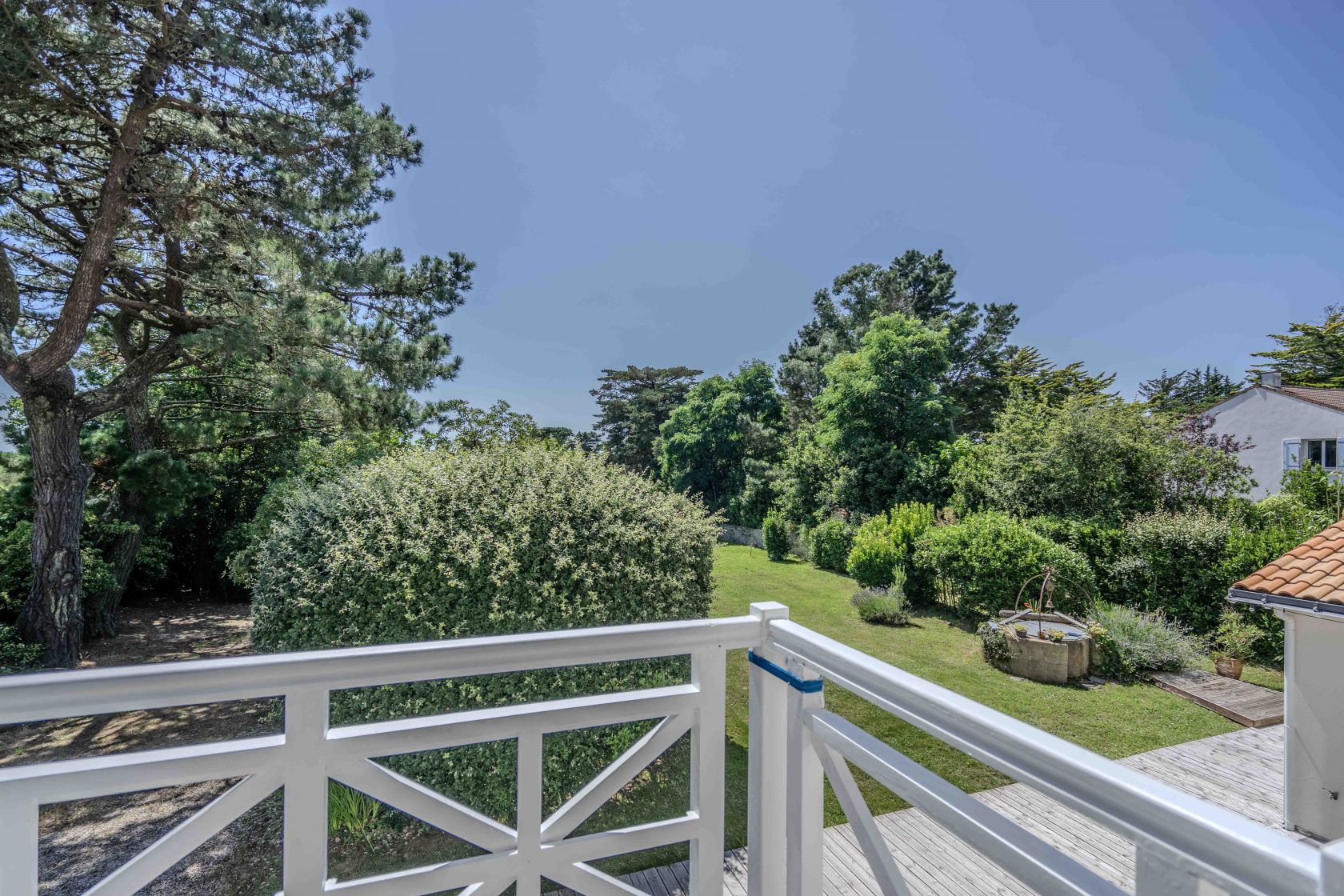 Exceptional Architect-Designed Villa on a Spacious Landscaped Garden