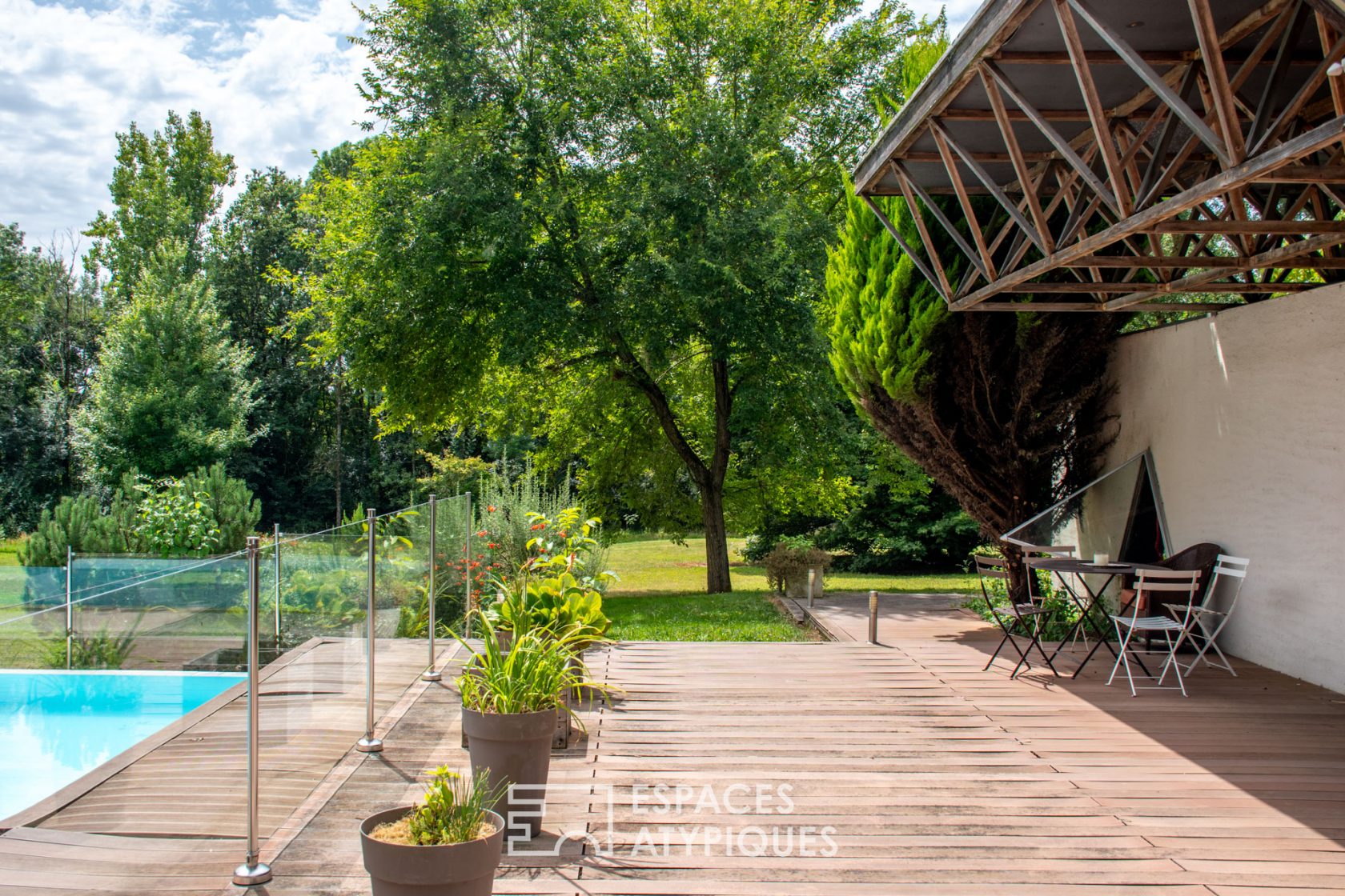 Surprenante maison d’architecte dans son parc paysager