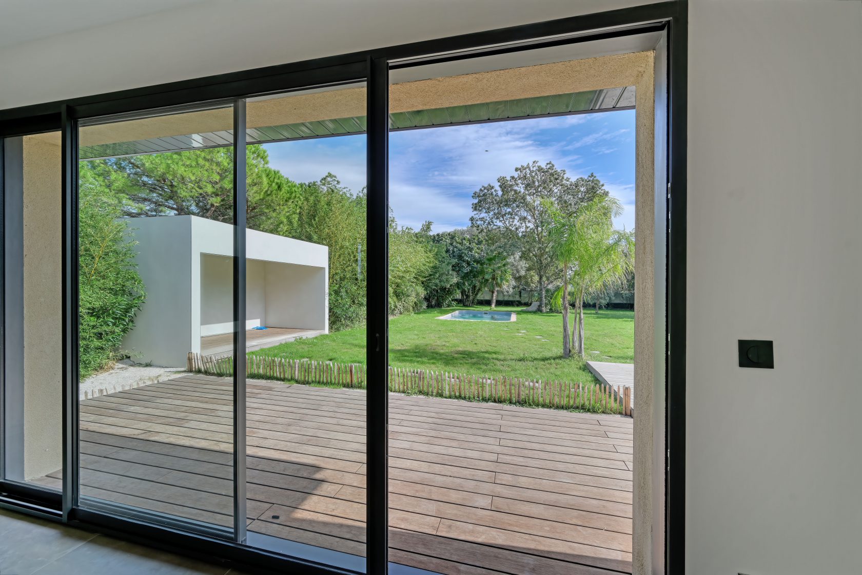 Superb renovated villa with large garden, swimming pool and pool house