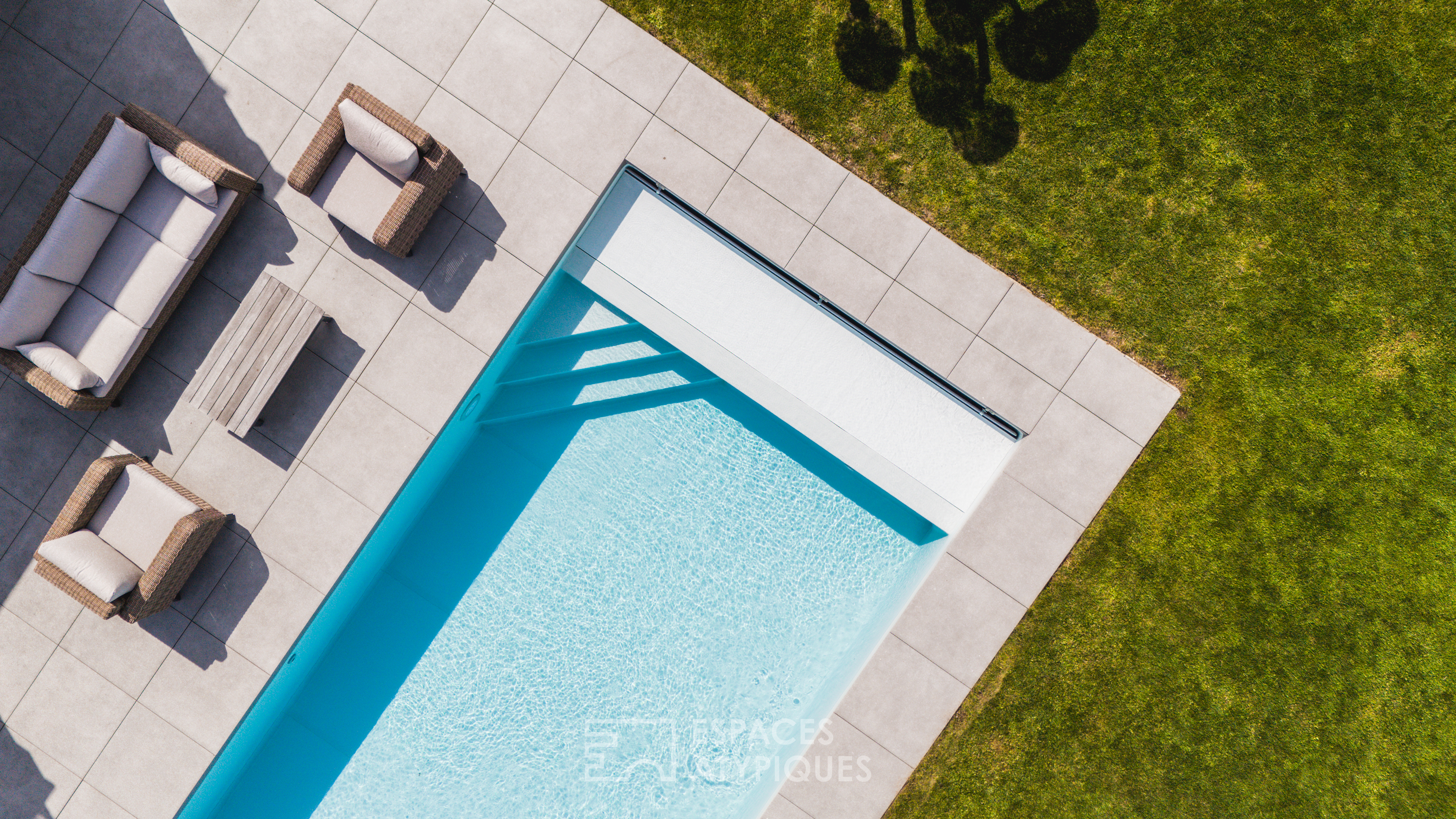 Lumineuse contemporaine avec sa piscine