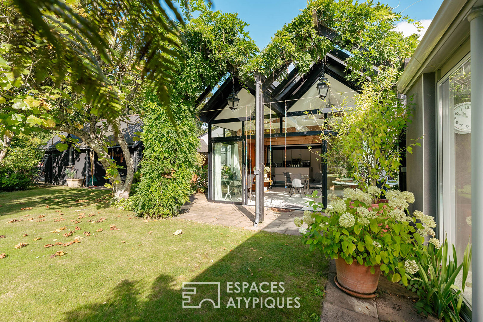 House in its green setting near Vannes